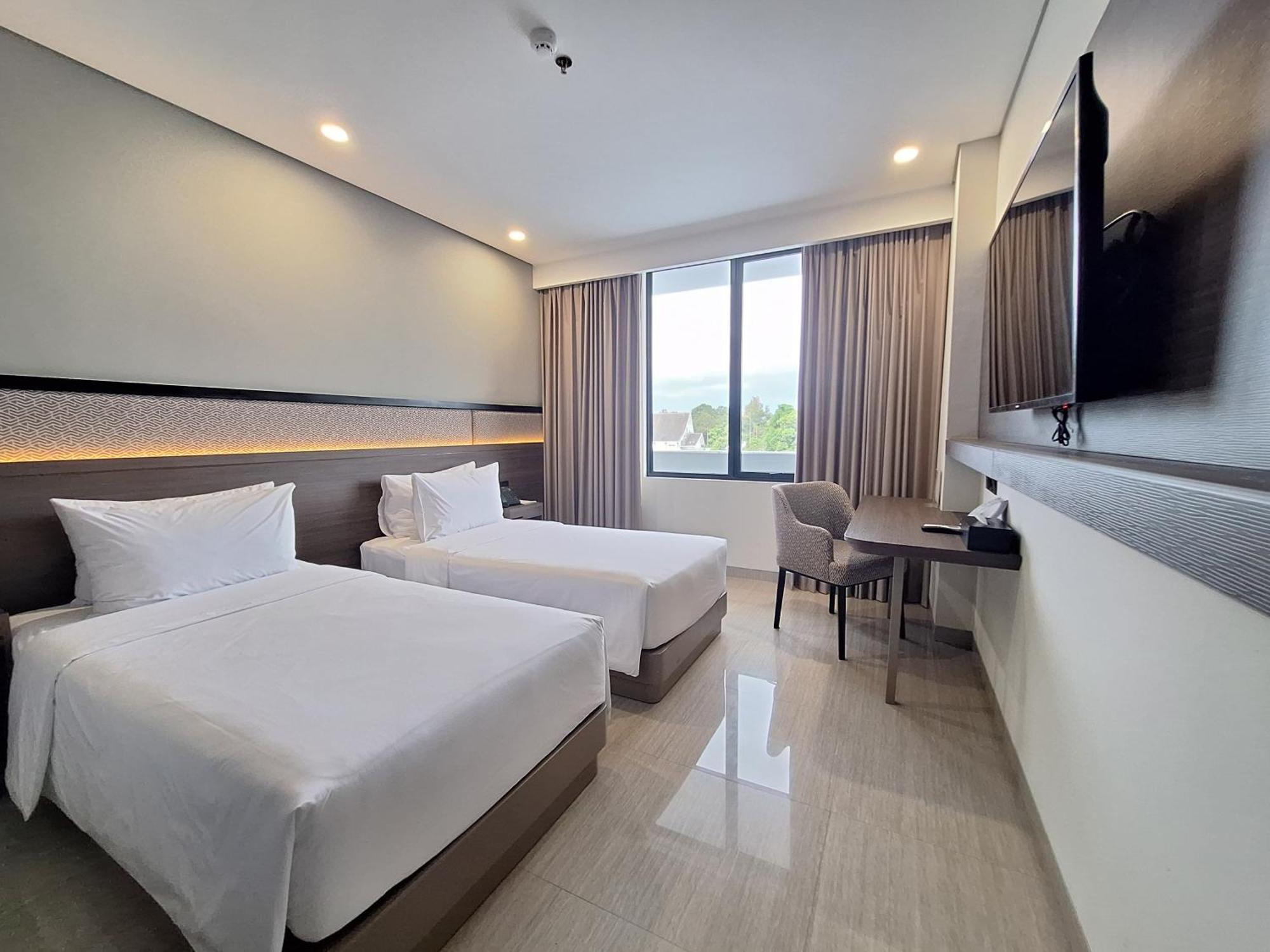 Hotel Santika Blitar Kültér fotó